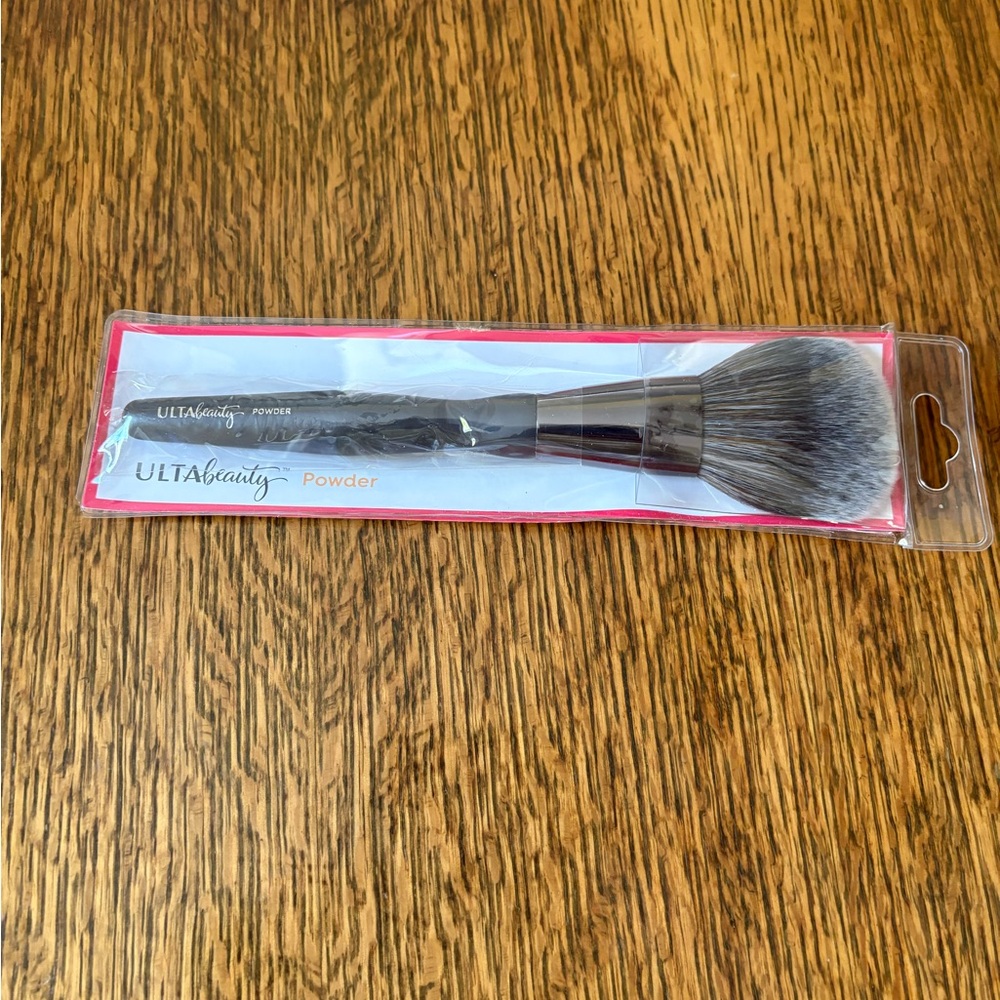 NWT, ULTA Beauty large soft fluffy powder brush, permium synthetic bristles.